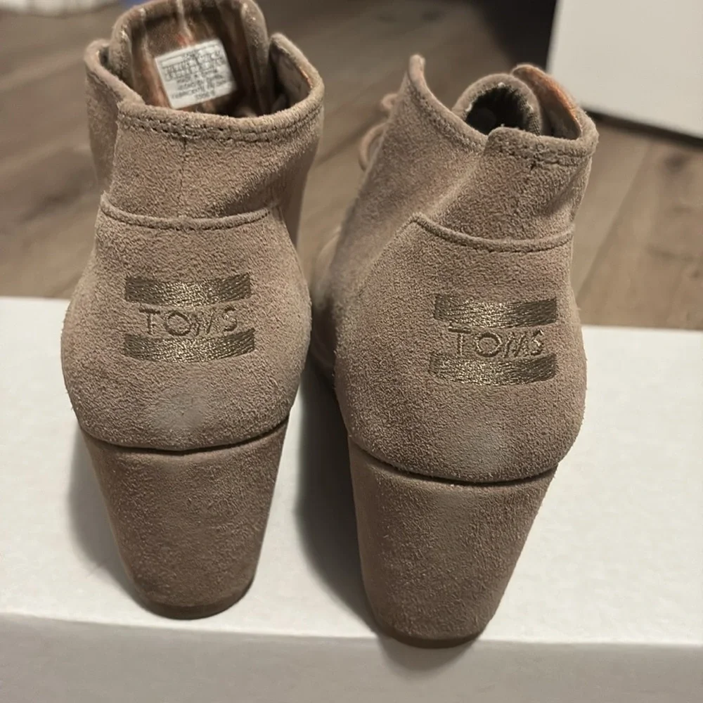 TOMS Women’s Taupe Suede Desert Wedge Size 9.5